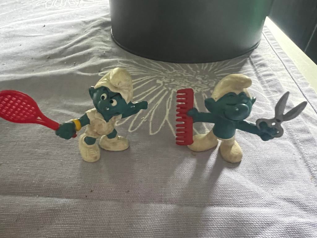 2 vintage oude smurfen , tennis smurf en kapper, Verzamelen, Smurfen, Ophalen of Verzenden, Zo goed als nieuw, Verschillende Smurfen