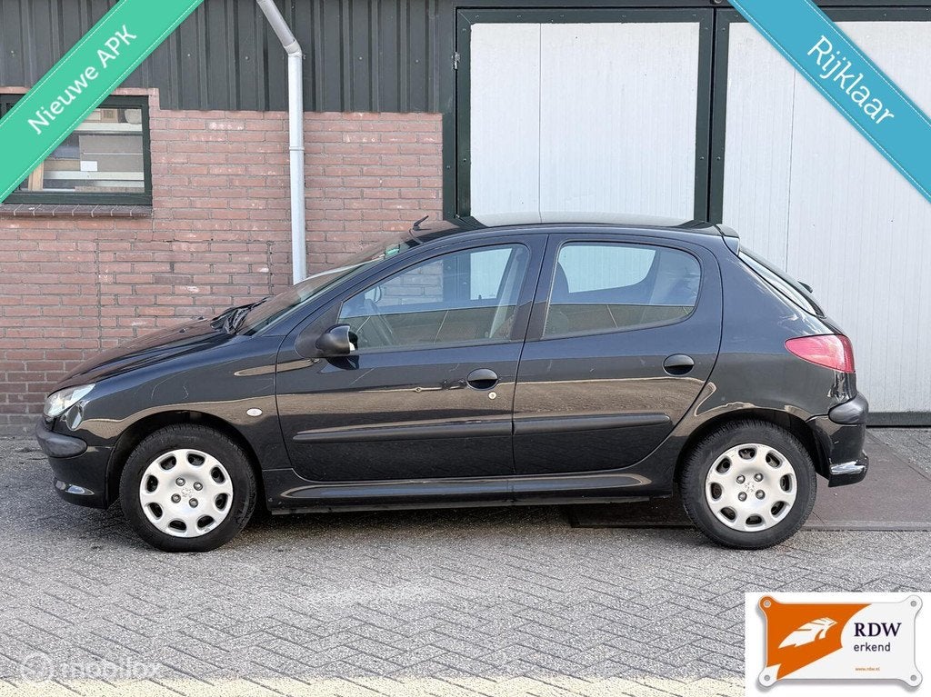 Peugeot 206 1.4 Pop' Art NAP/NWE APK/TREKHAAK, Voorwielaandrijving, 31 €/maand, 4 cilinders, Zwart