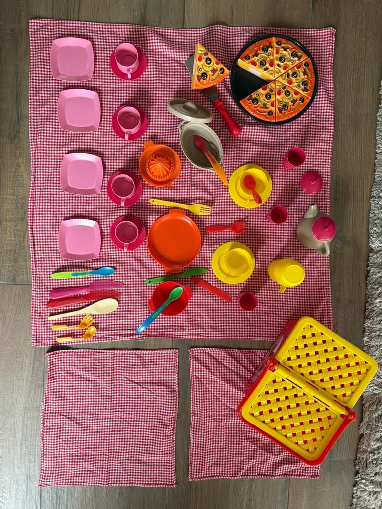 Picknickmand met kleed en veel speelgoed kinderen, Kinderen en Baby's, Speelgoed | Speelkeukens, Zo goed als nieuw, Kunststof