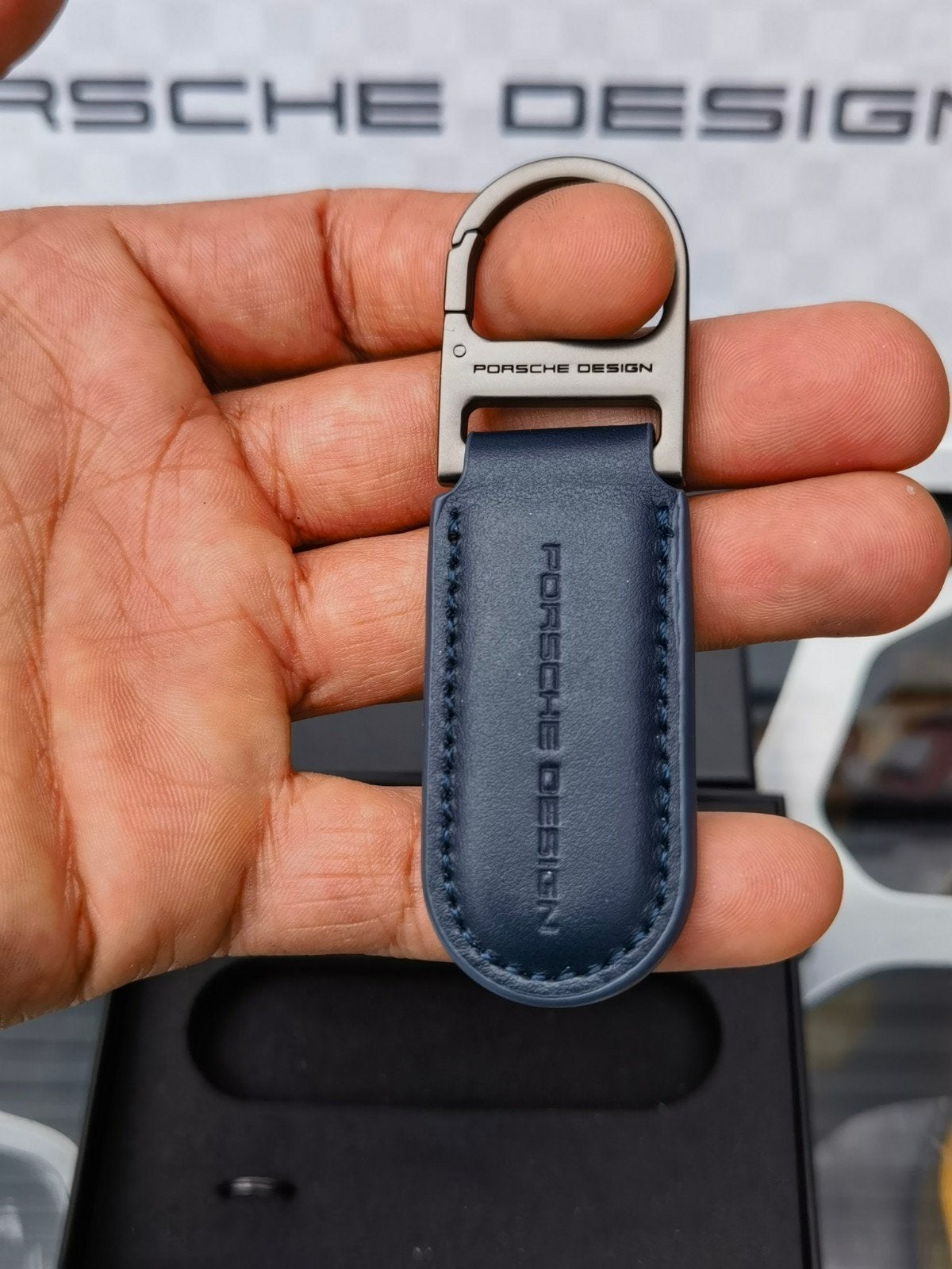 Nieuw origineel porsche design sleutelhanger 

Incl doos ?, Verzamelen, Sleutelhangers, Ophalen of Verzenden, Nieuw, Merk