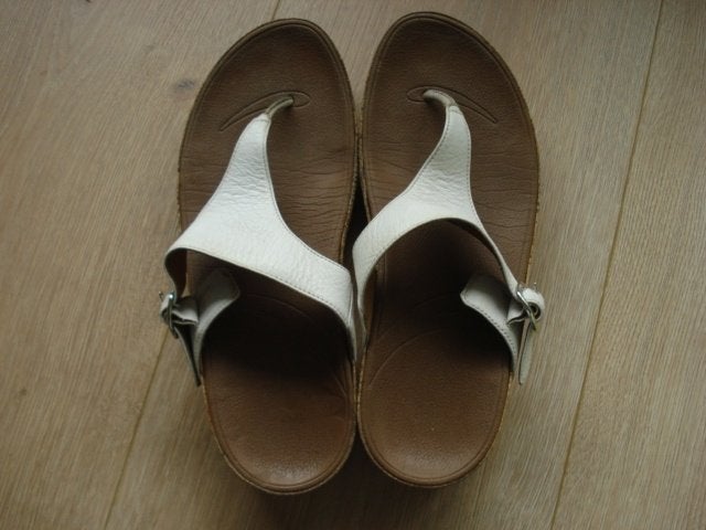 Nog hele mooie leren FITFLOP slippers maat 41, Kleding | Dames, Slippers, Wit, Ophalen of Verzenden, Zo goed als nieuw