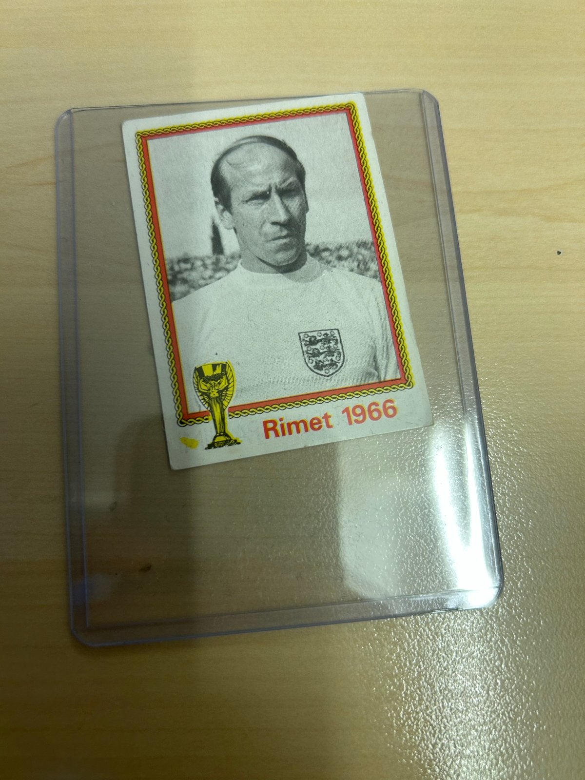 Panini WK Munchen 74 Bobby Charlton, Verzamelen, Ophalen of Verzenden, Zo goed als nieuw, Overige sporten, Poster, Plaatje of Sticker