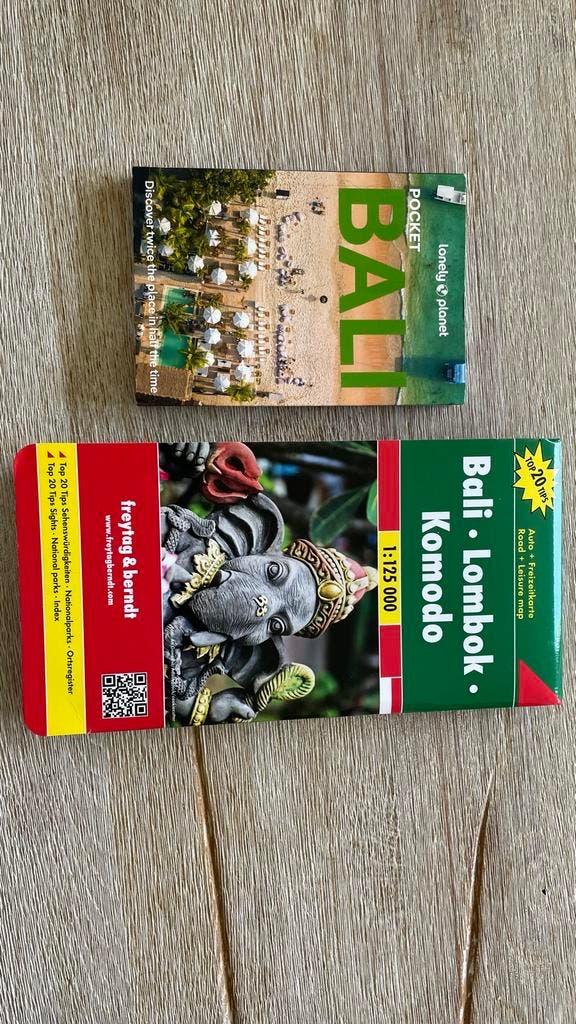 Set reisgids en landkaart Bali, Boeken, Lonely Planet, Ophalen of Verzenden, Zo goed als nieuw, Reisgids of -boek