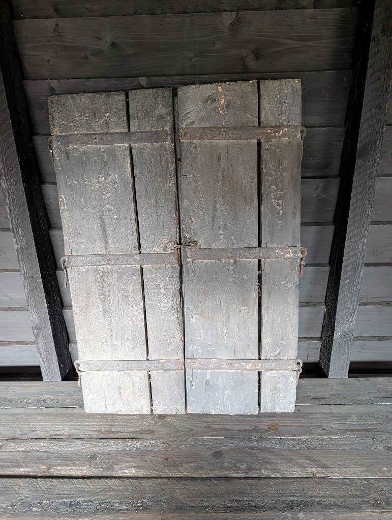 2 oude houten luiken, Ophalen