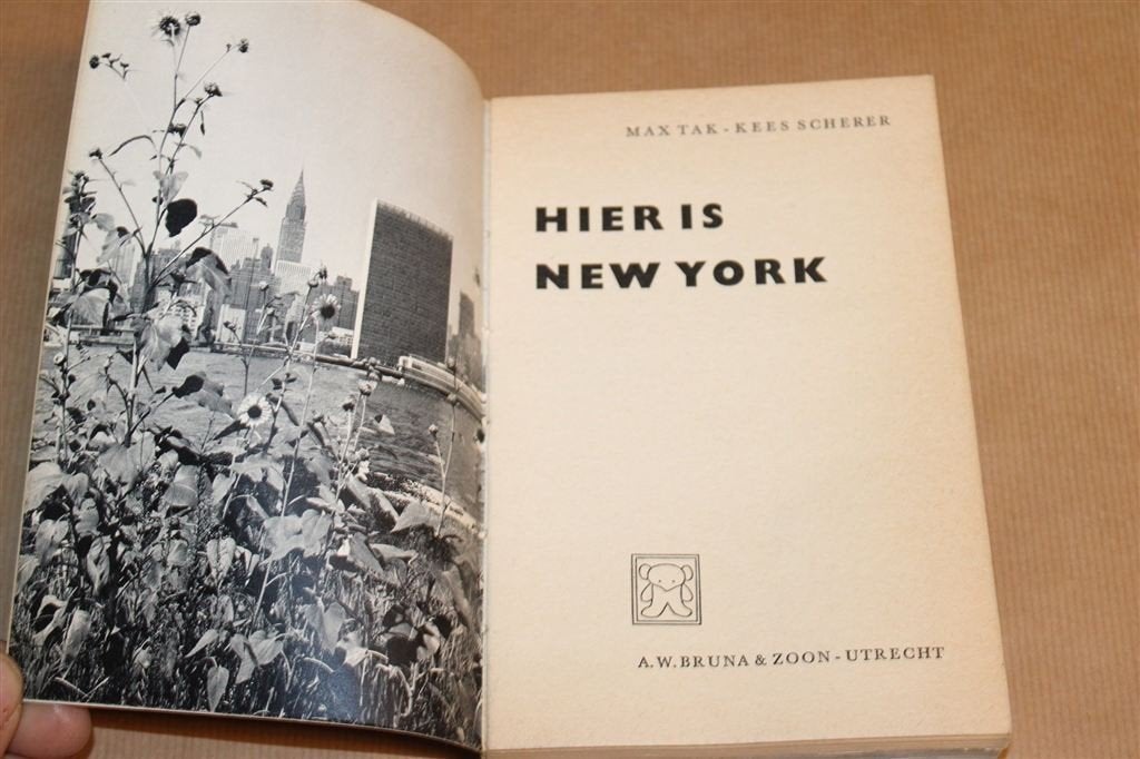 Hier Is New York — Vintage Fotoboek Stad en Straat 1960, Boeken, Ophalen of Verzenden, Gelezen, Fotografen