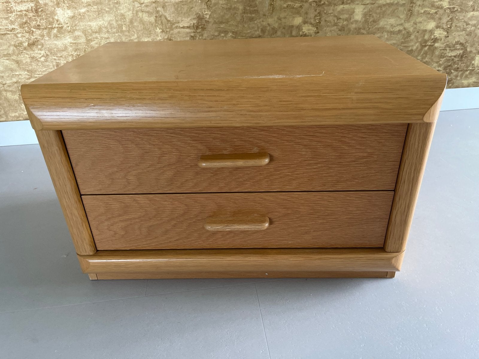 Houten nachtkastje met twee lades (2X), Huis en Inrichting, Slaapkamer | Nachtkastjes, Gebruikt, Ophalen of Verzenden, 45 tot 65 cm