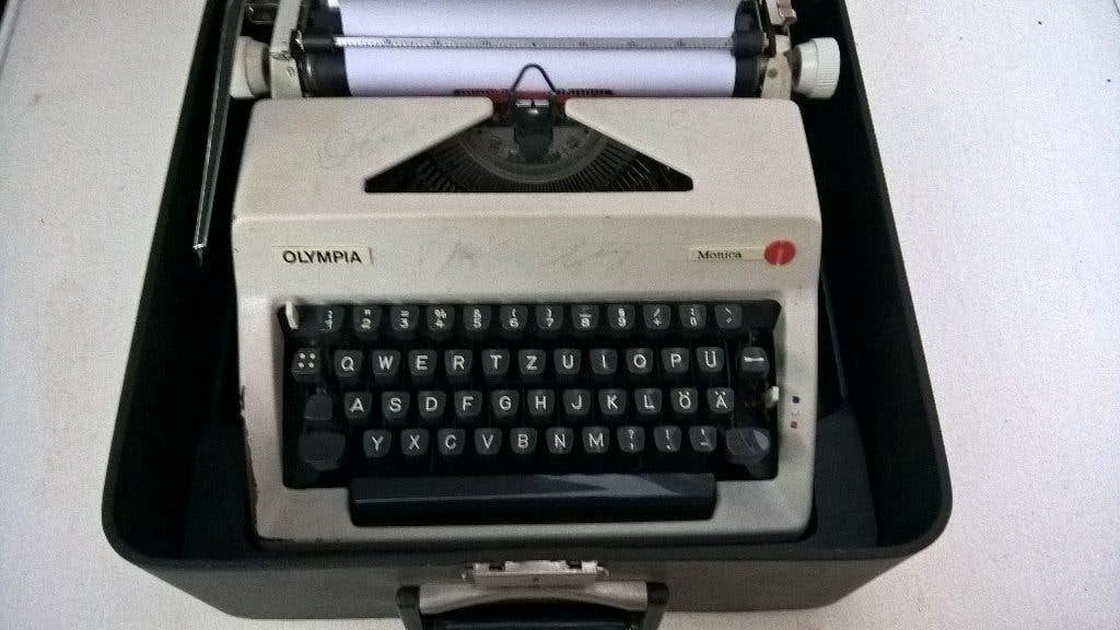 TE koop aangeboden mooi.type machine merk olympia/monica, Diversen, Typemachines, Ophalen of Verzenden