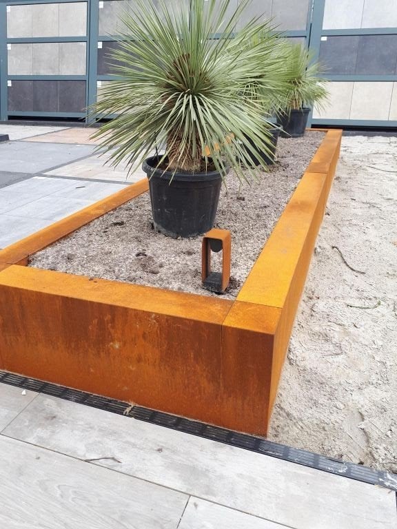 Cortenstaal Bloembakrand afdekker op betonband of stapelblok, Ophalen of Verzenden, Nieuw, Natuursteen, Klinkers