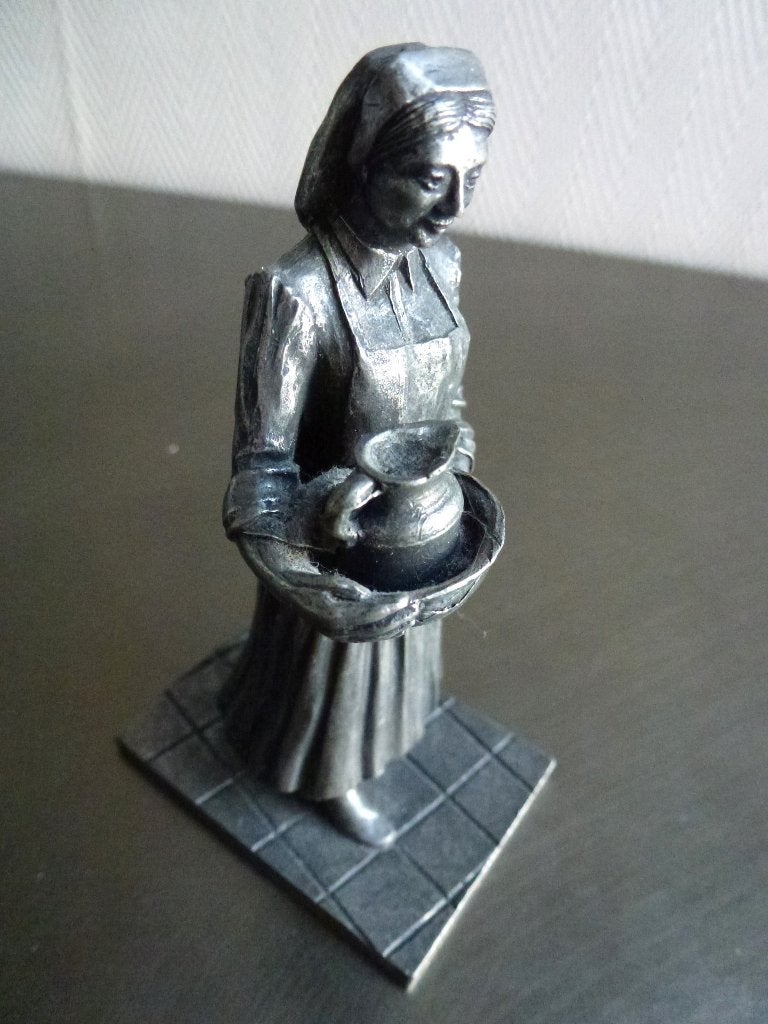 Klassieke verpleegster miniatuur van tin, gemerkt 94 % Sn , Ophalen of Verzenden