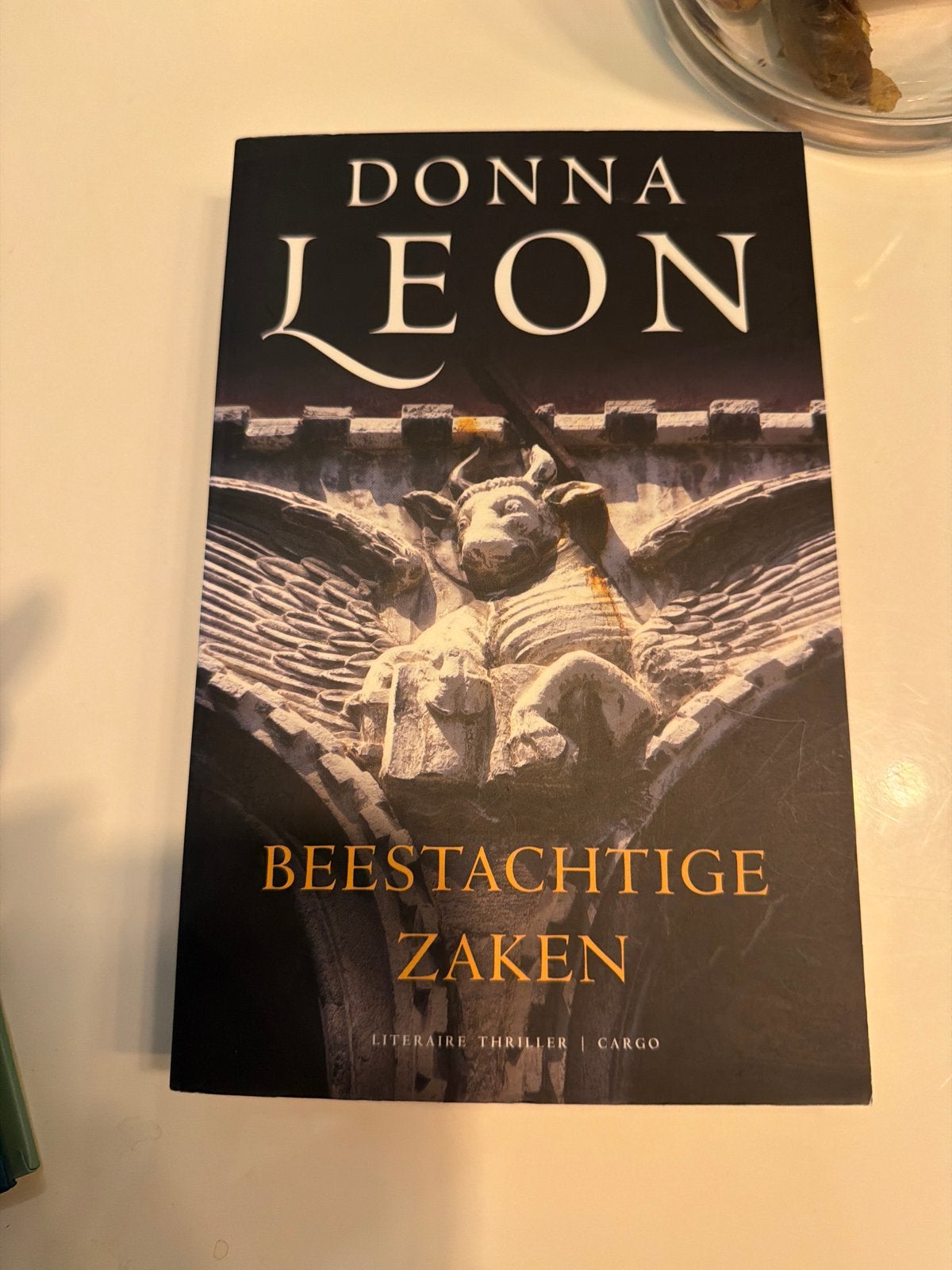 Donna Leon - Beestachtige Zaken (Literaire Thriller), Ophalen of Verzenden, Zo goed als nieuw
