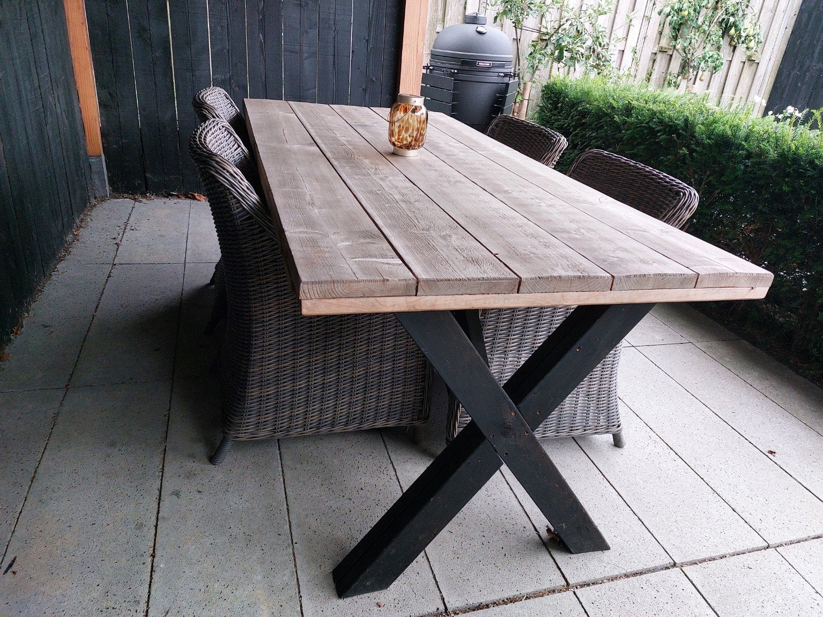 Foto 3 van Robuuste houten tuintafel met X-poten en 4 wicker stoelen