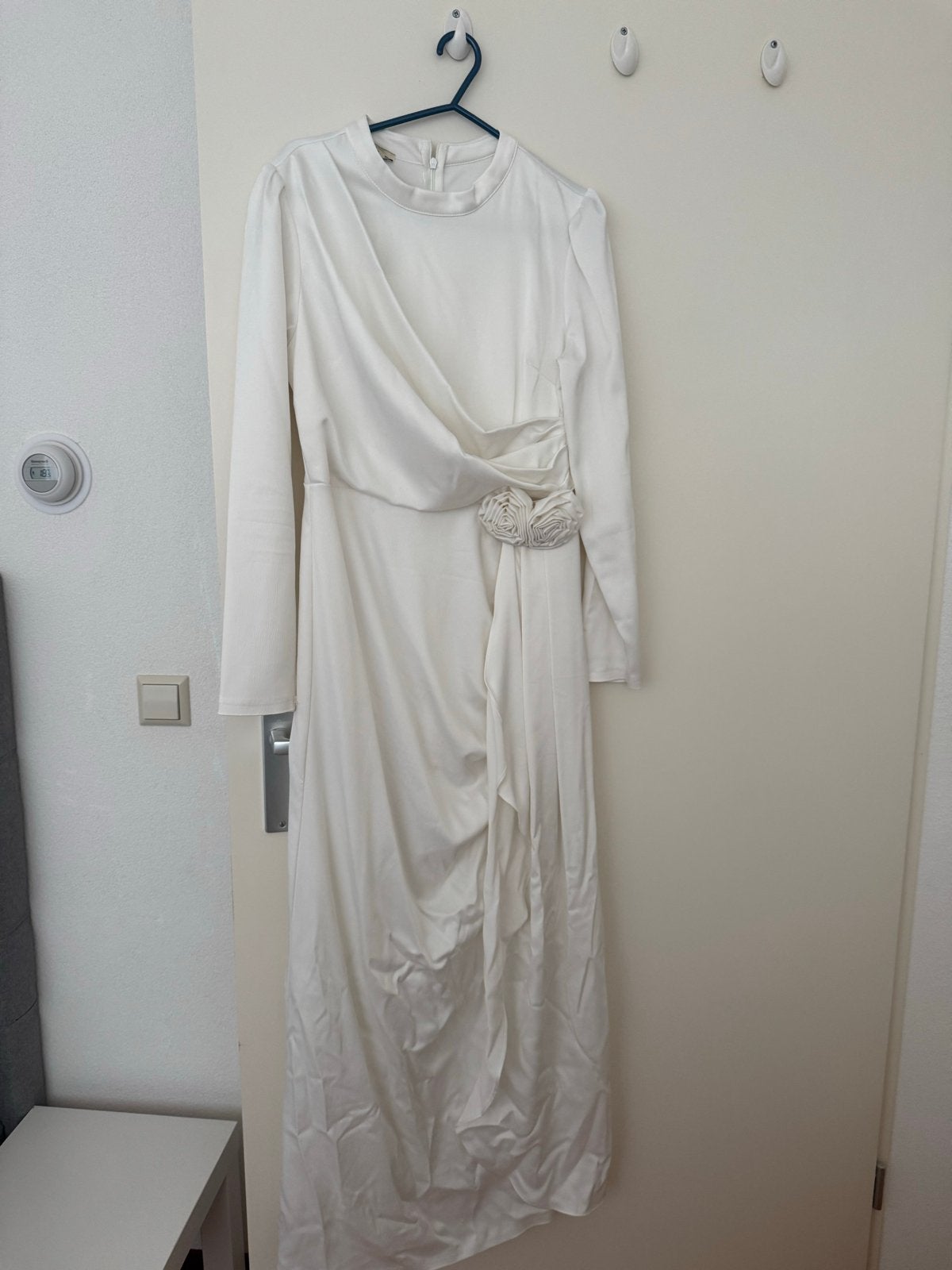 Witte elegante jurk met rozen detail, Kleding | Dames, Ophalen of Verzenden, Zo goed als nieuw, Maat 36 (S), Wit