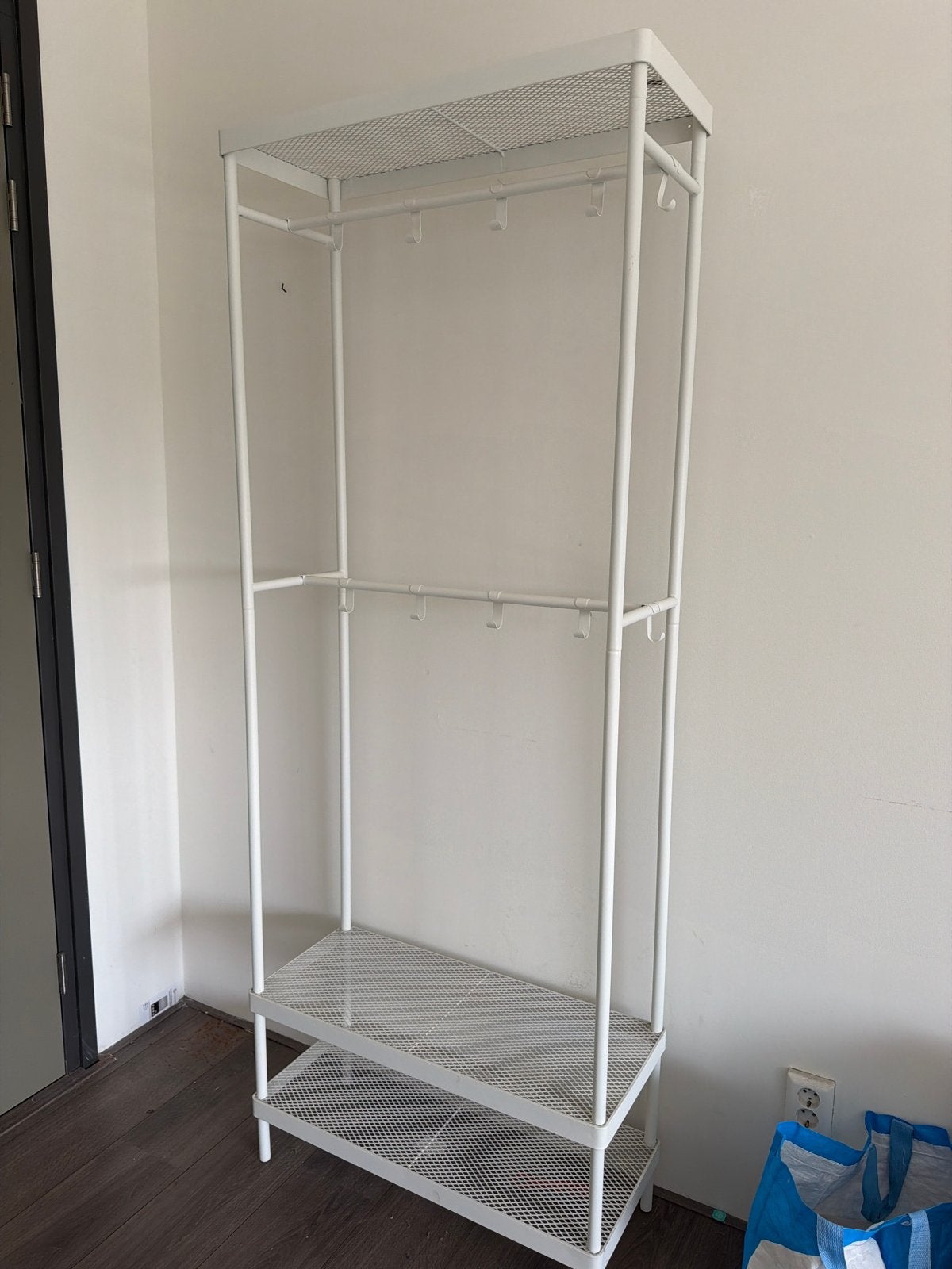 Wit metalen kledingrek met planken en haken, Ophalen, Met plank(en), 50 tot 100 cm, Zo goed als nieuw