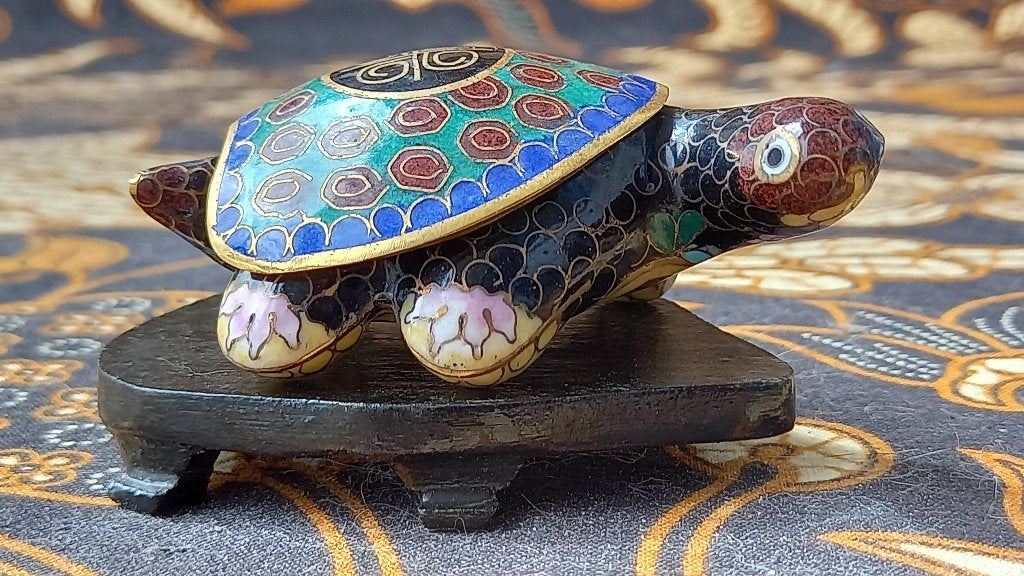 Mooi oud Chinees doosje van cloisonne als schildpad 6,7 cm., Ophalen of Verzenden, China, Meerkleurig, Doos