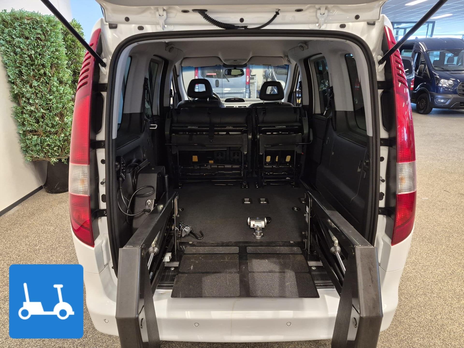 Mercedes Vaneo incl. kofferbaklift voor scootmobiel of rolst, 12 maanden, Gebruikt, 4 cilinders, 82 pk