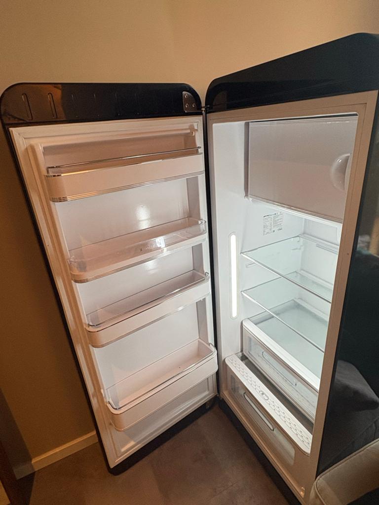 Smeg Koelkast Zwart + garantie, Witgoed en Apparatuur, 200 liter of meer, 60 cm of meer, Zo goed als nieuw, Energieklasse A of zuiniger