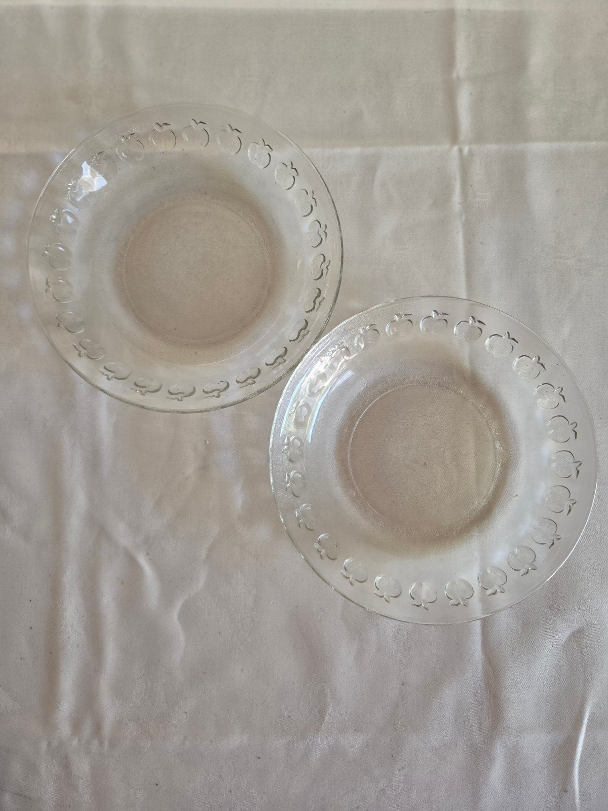 2 vintage glazen schalen met appelmotief (KIG Indonesia), Ophalen of Verzenden, Overige stijlen, Glas, Schaal of Schalen