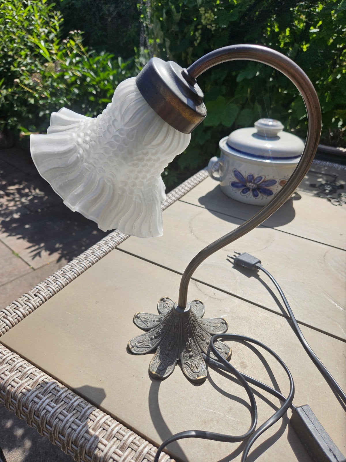 Vintage tafellamp met sierlijke voet en glazen kap, Antiek en Kunst, Ophalen