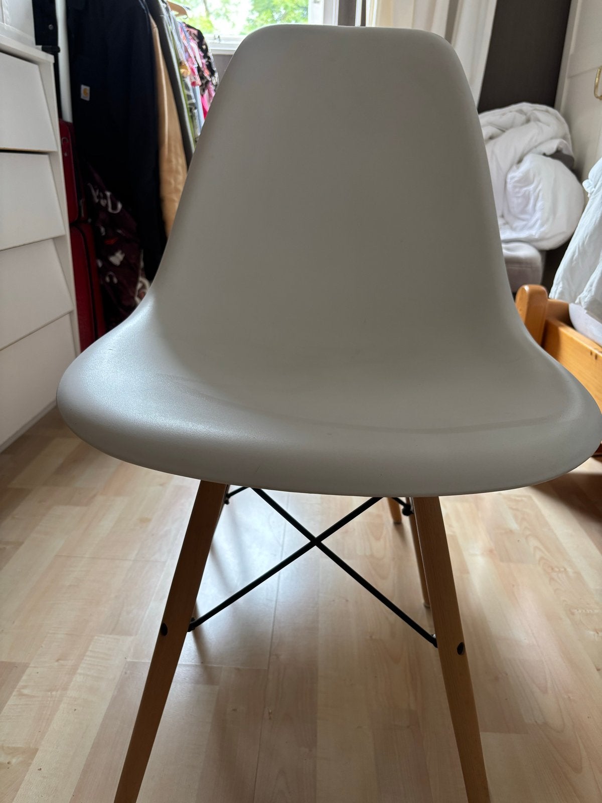 Witte Eames DSW-stijl kuipstoelen met houten beuken poten, Huis en Inrichting, Gebruikt, Twee, Wit, Ophalen of Verzenden