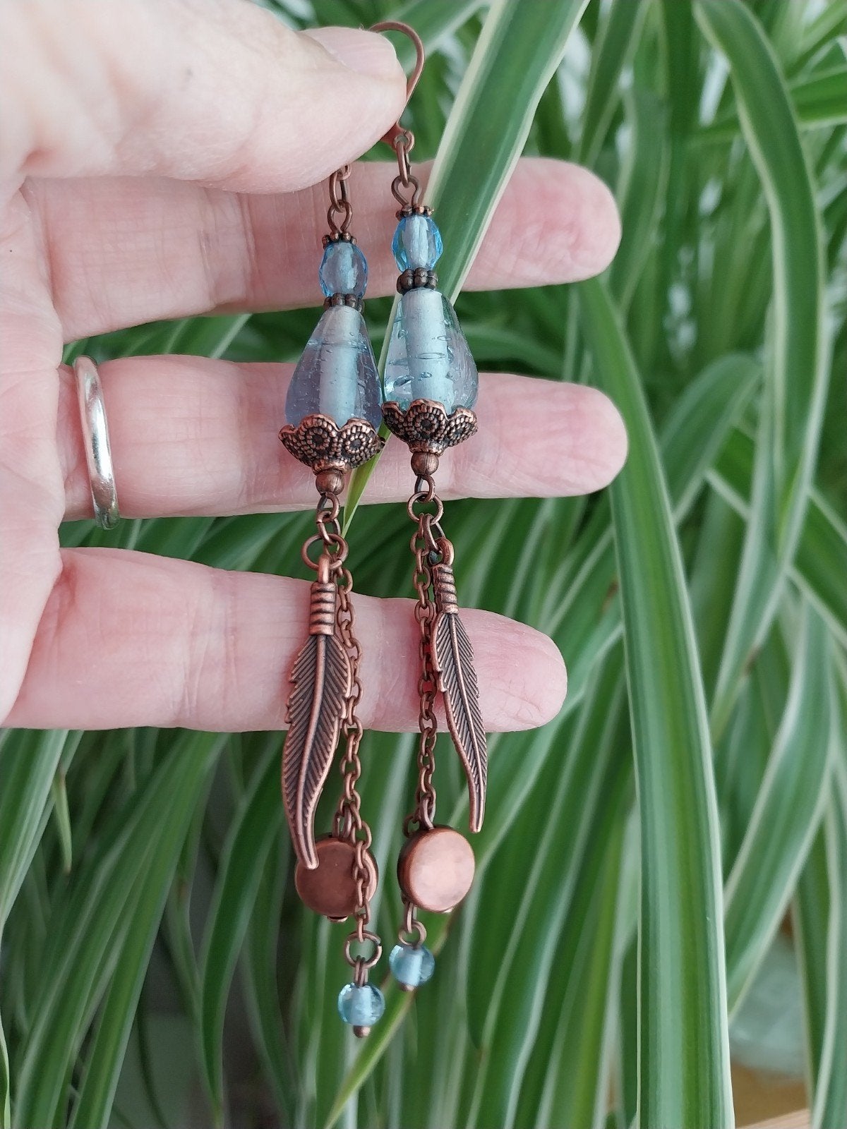Lange glaskraal oorbellen met veerbedel #2617, Hangers, Verzenden, Blauw, Glas