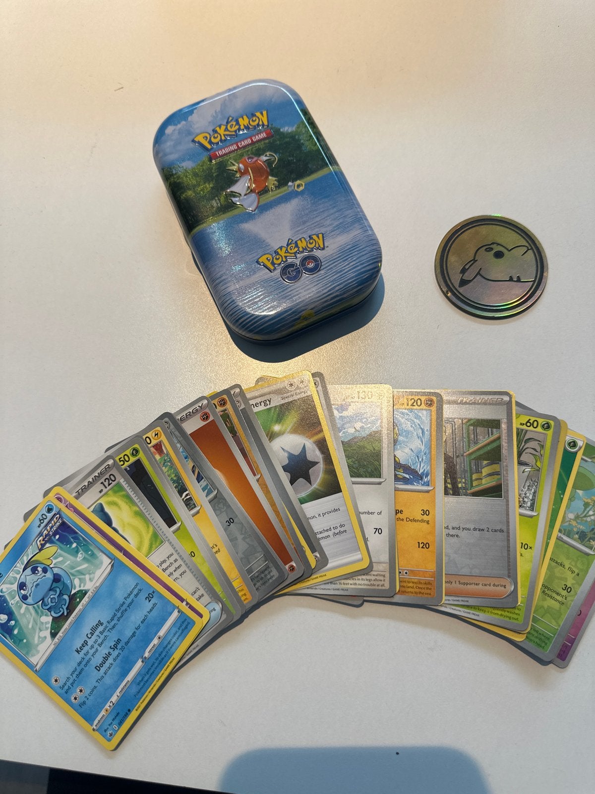 Pokémon Go Mini Tin met kaarten en munt, Ophalen of Verzenden, Zo goed als nieuw, Meerdere kaarten