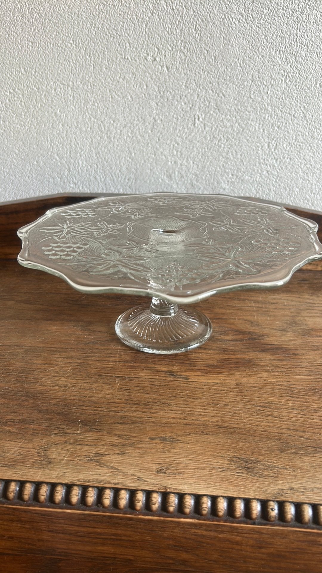 Glazen schaal op voet, reliëf structuur, taartplateau, Overige typen, Ophalen of Verzenden, Effen, Glas