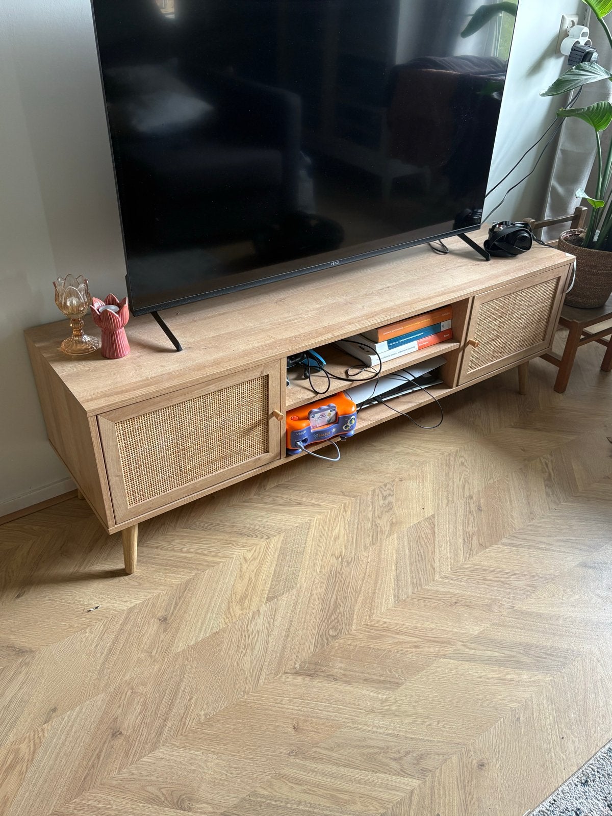 Stijlvol TV-meubel met rotan deuren, Ophalen, 100 tot 150 cm, Zo goed als nieuw, Minder dan 100 cm