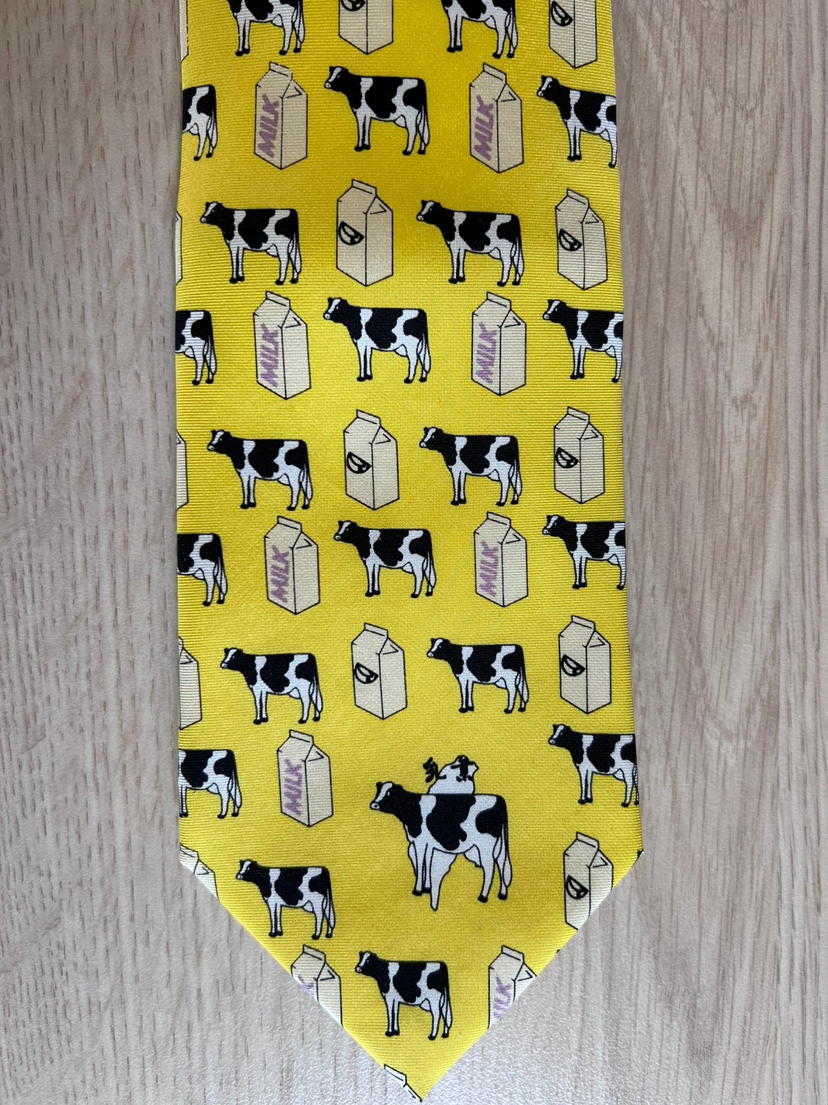 Nieuwe stropdas van 100% zijde, geel met koeien & melkpakken, Ophalen of Verzenden, Nieuw, Geel
