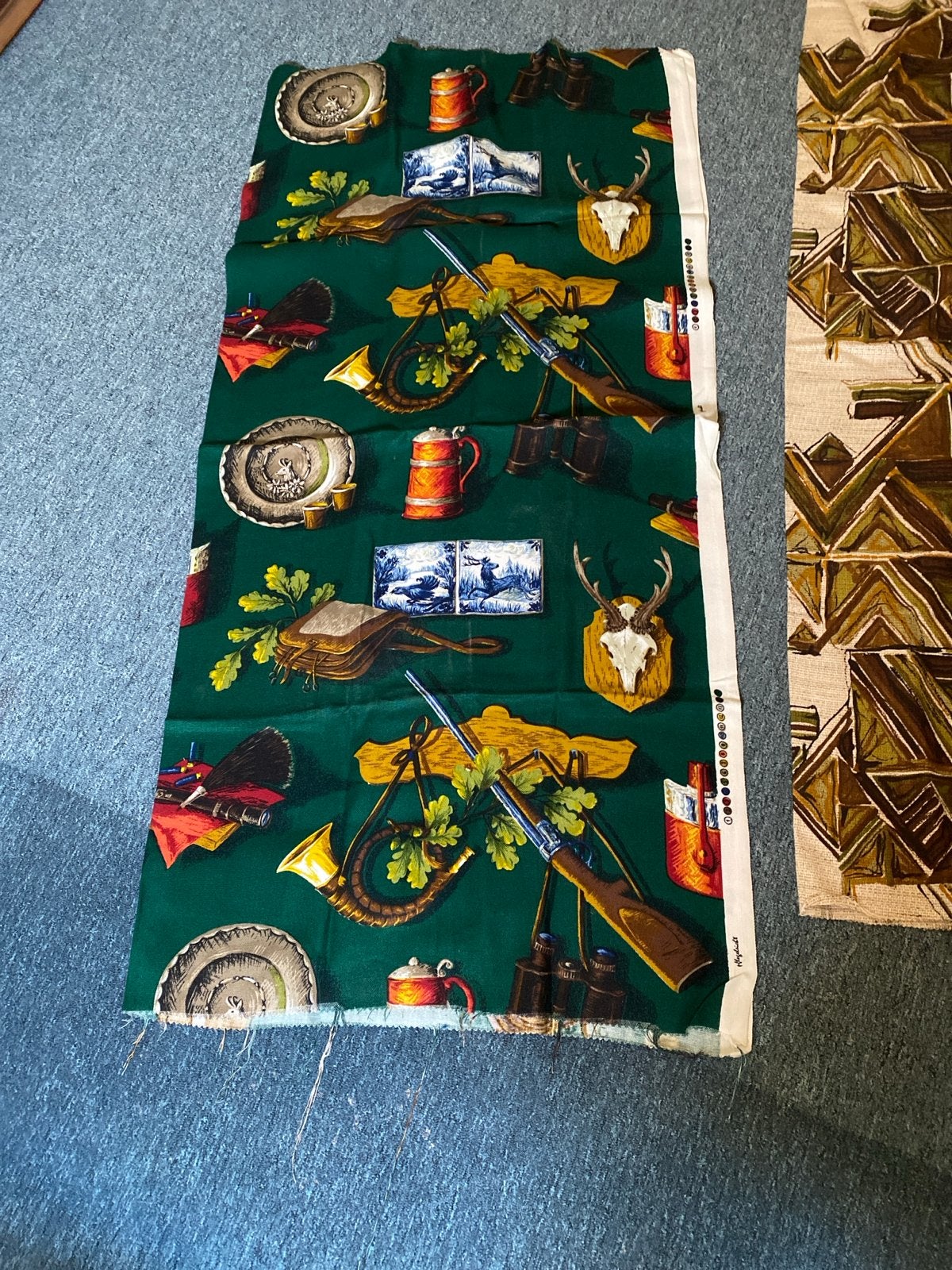 Vintage stof met jachttaferelen en geometrisch patroon, Meerkleurig, Nieuw, Ophalen of Verzenden, 30 tot 120 cm