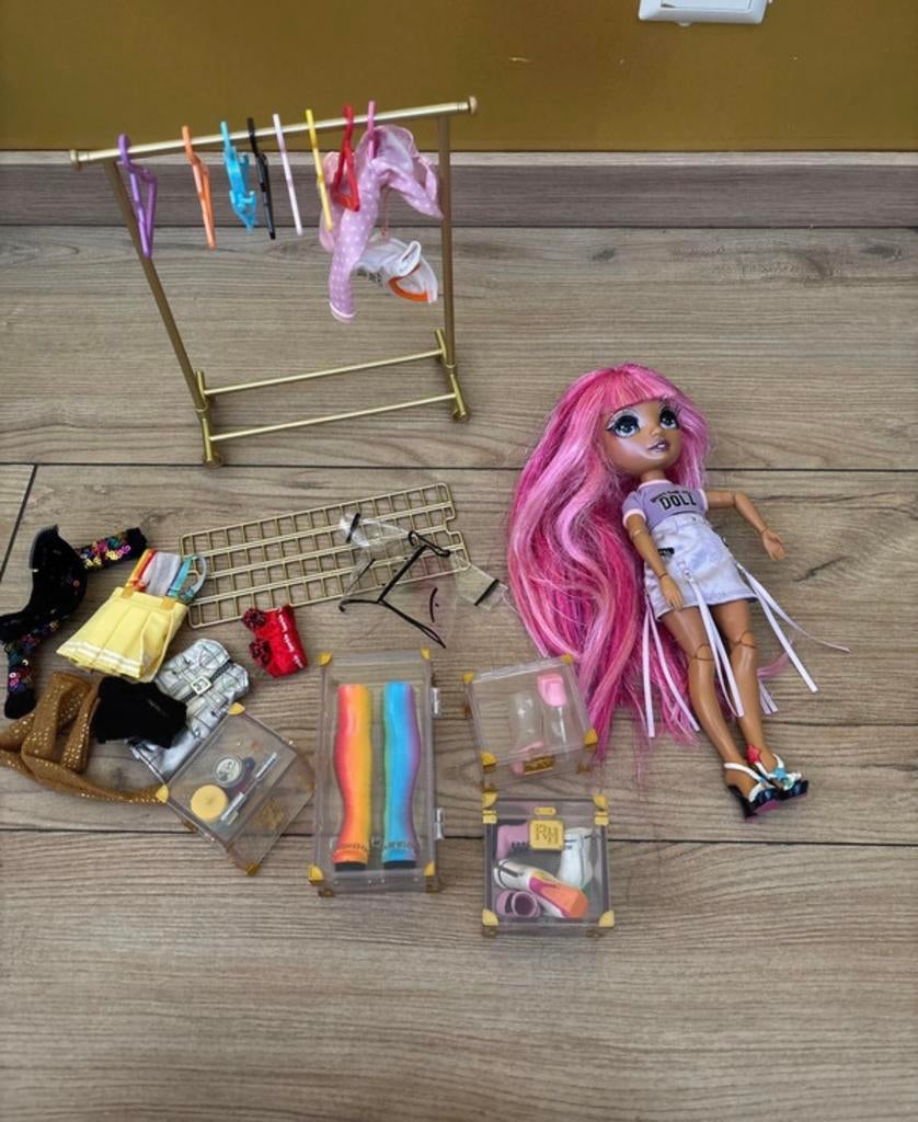 Mooie rainbow high set met spulletjes kledingrek, Kinderen en Baby's, Speelgoed | Poppen, Ophalen of Verzenden, Zo goed als nieuw