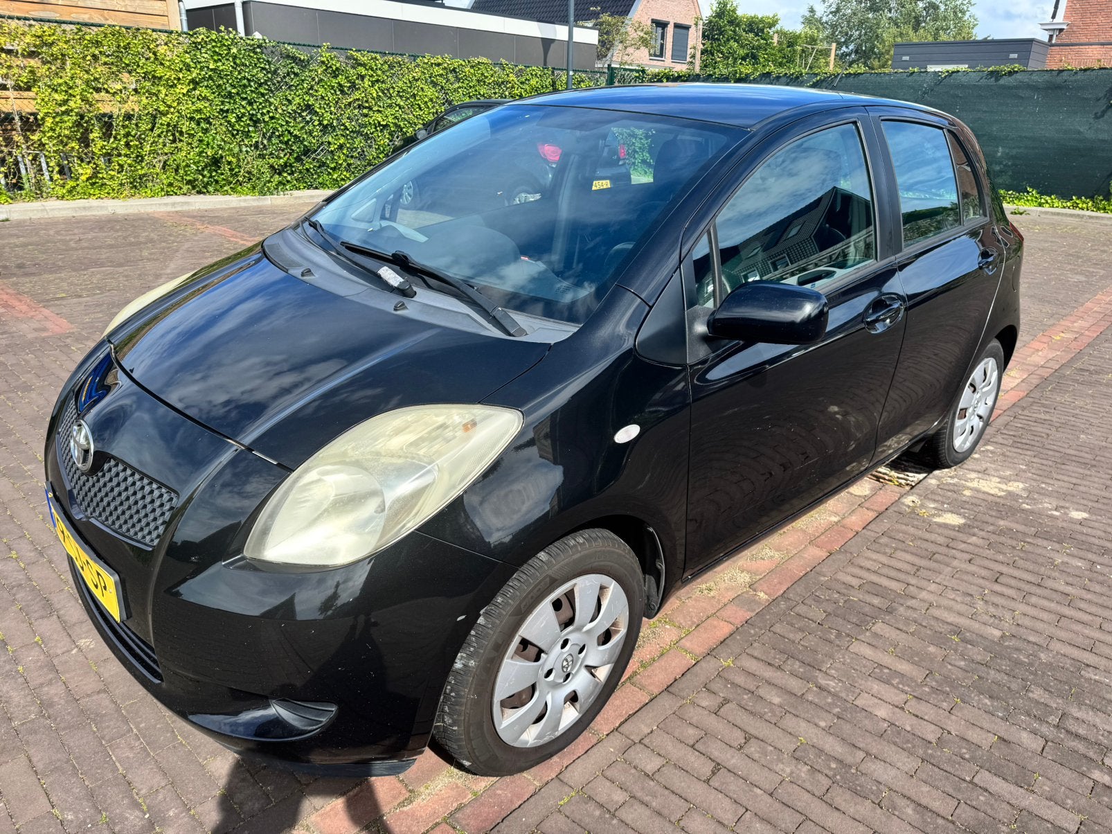 Toyota Yaris 1.3 16V Vvt-i 5DR 2006 Zwart, Auto's, Voorwielaandrijving, 40 €/maand, 4 cilinders, 995 kg