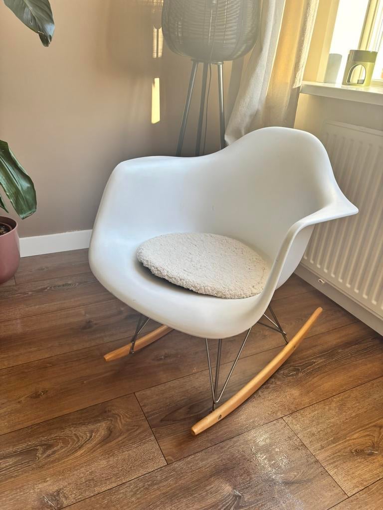 Schommelstoel vitra stijl, Huis en Inrichting, Fauteuils, Ophalen, Zo goed als nieuw, 75 tot 100 cm