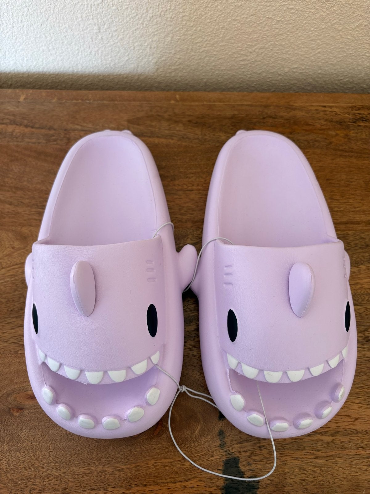 Leuke paarse haaien slippers - Maat 36-37, Ophalen of Verzenden, Zo goed als nieuw, Overige kleuren, Slippers