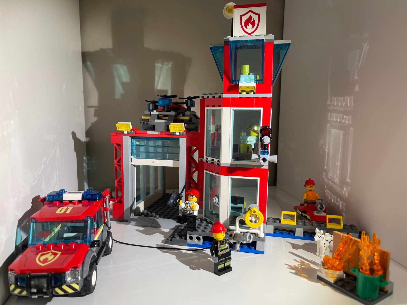 LEGO City Brandweerkazerne met voertuigen en figuren, Ophalen of Verzenden, Zo goed als nieuw, Overige merken