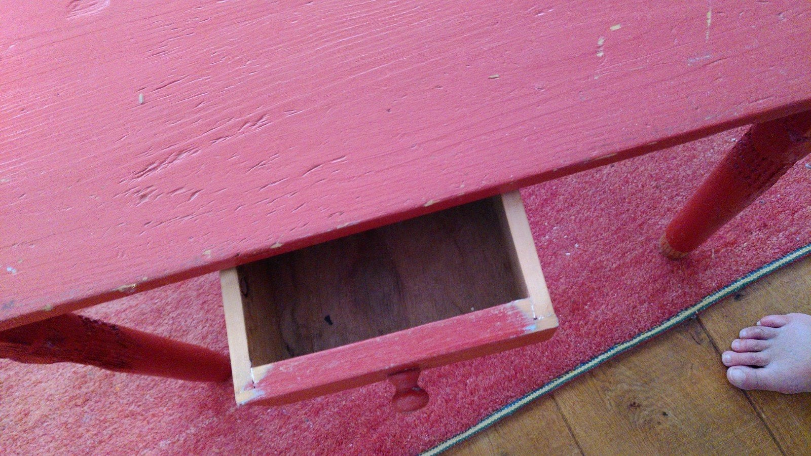 Mooi vintage rood houten tafeltje met lade. 71 x 49 x 58, Ophalen