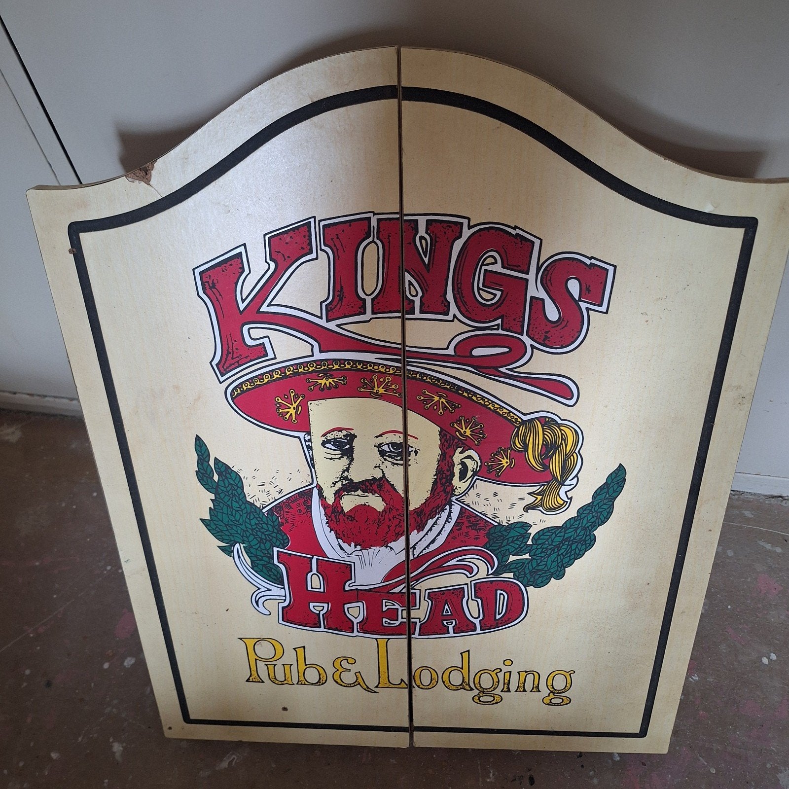 Dartbord in Kings Head Pub & Lodging kast, Sport en Fitness, Darts, Ophalen, Gebruikt, Dartbord