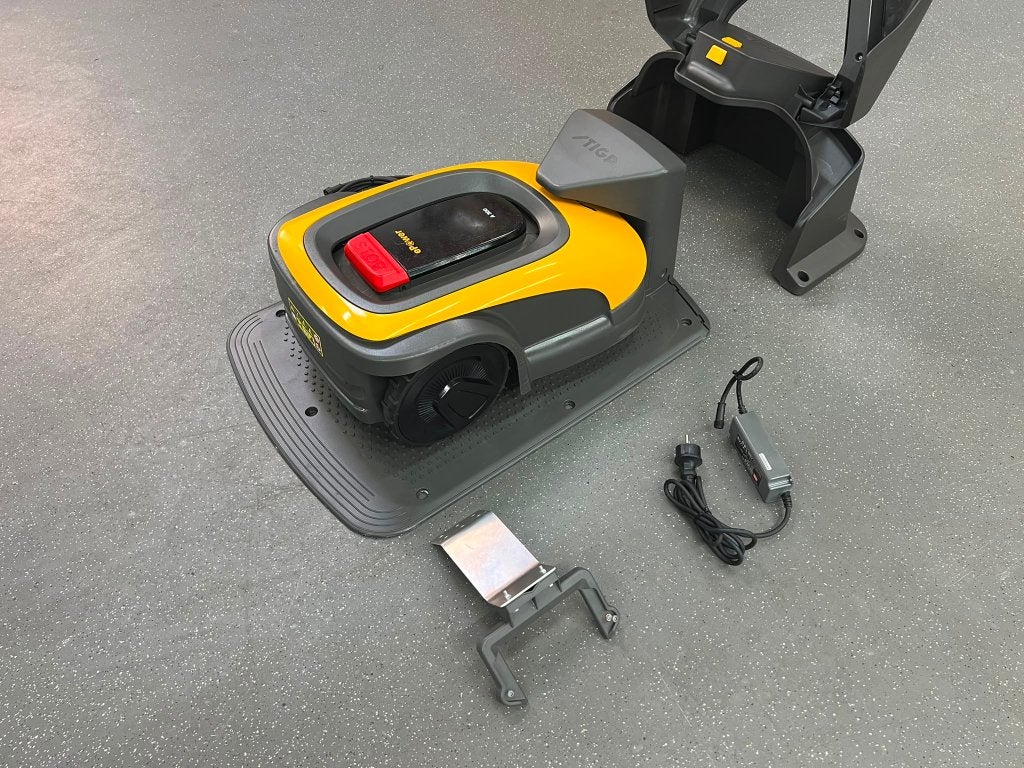 Stiga A300 robotmaaier inclusief overkapping, Ophalen, Gebruikt, Stiga, Minder dan 20 cm