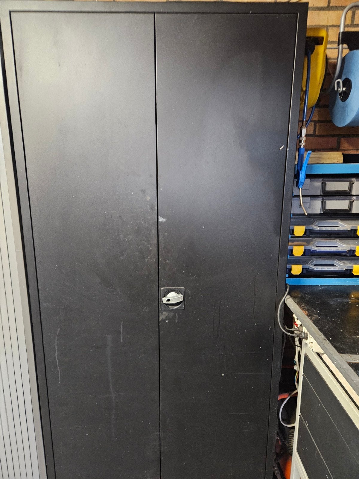 te koop stalen kast met draaideuren, Ophalen, 50 tot 100 cm, Zo goed als nieuw, 150 tot 200 cm