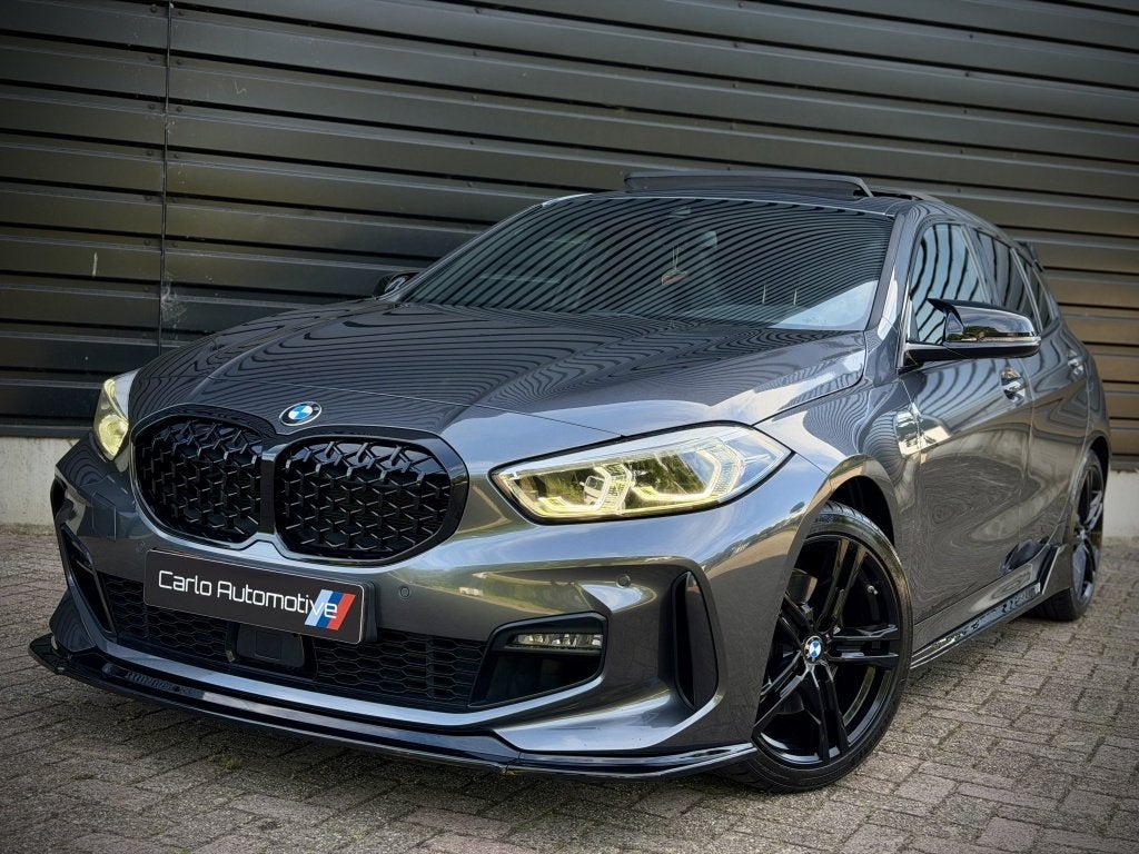 BMW 1-serie 118i M-PERF. M135 PANO|SCHAALSTOEL|H/K|ACC|CAMER, Auto's, Gebruikt, Bedrijf, Automatische klimaatregeling, 3 cilinders