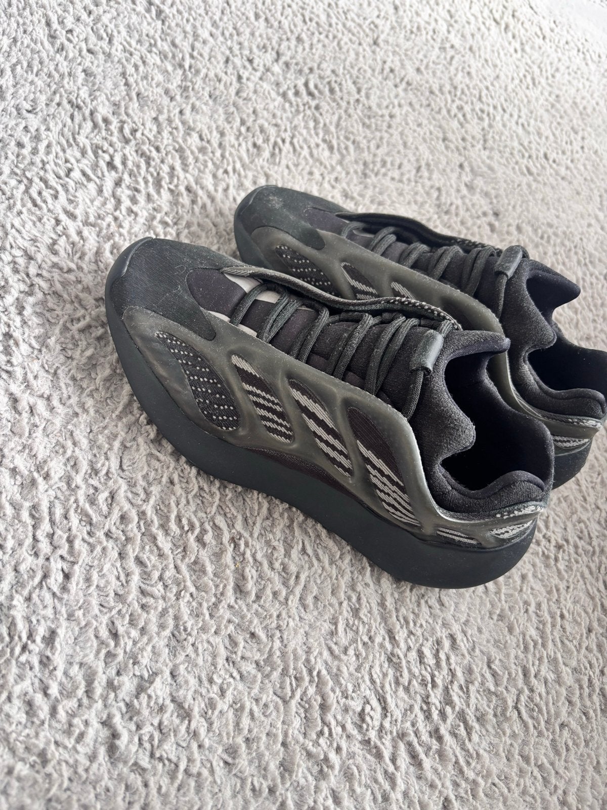 Adidas Yeezy 700 V3 Alvah Zwart - Maat 41 1/3, Ophalen, Gedragen, Zwart, Sneakers of Gympen