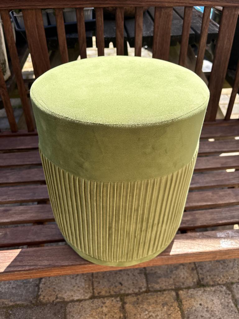 Stijlvolle Groene Poef - Zgan 37 bij 30 cm, Huis en Inrichting, Banken | Voetenbanken en Poefen, Minder dan 50 cm, Rond, Ophalen of Verzenden