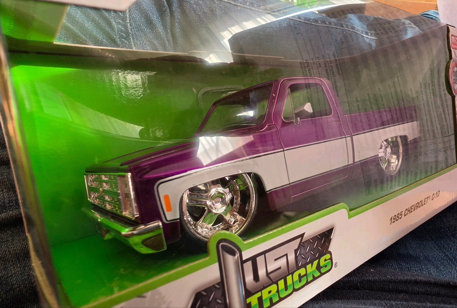 Jada Just Trucks 1985 Chevrolet C-10 Lorenzo Wheels Purple, Hobby en Vrije tijd, Modelauto's | 1:24, Ophalen of Verzenden, Nieuw