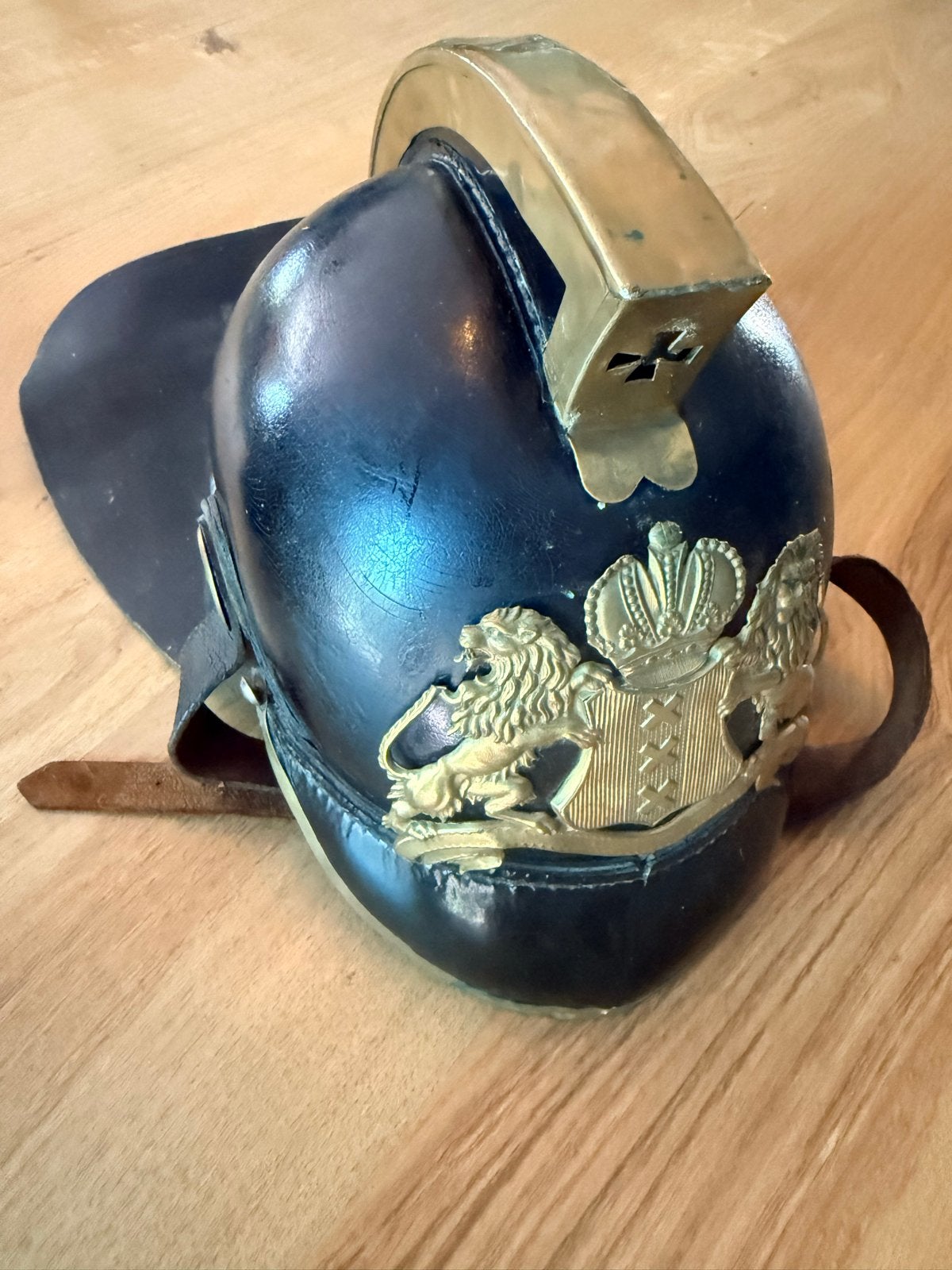 Originele Amsterdamse Leren Brandweerhelm - Klassiek Model, Ophalen of Verzenden, Overige soorten, Nederland, Helm of Baret