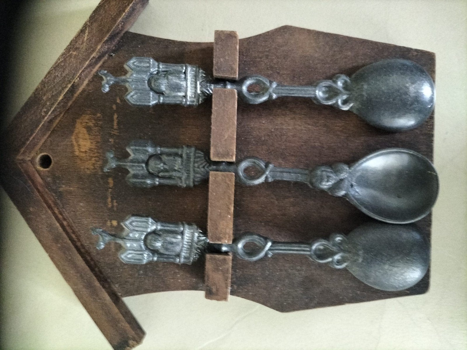 Set van 3 tinnen lepels op houten houder, Ophalen of Verzenden