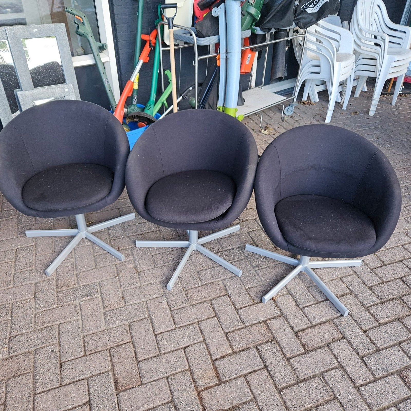 Gratis af te halen: 3 zwarte kuipstoelen op draaivoet, Huis en Inrichting, Stoelen, Ophalen, Gebruikt, Drie, Zwart