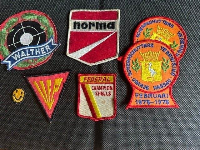 Diverse militaire en schietsport emblemen/badges, Ophalen of Verzenden, Overige soorten, Nederland, Embleem of Badge