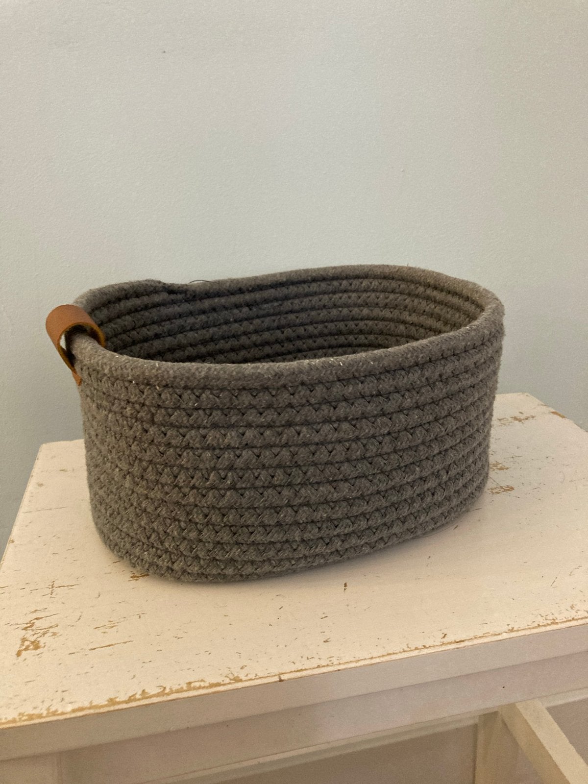 Grijze gevlochten mand met leren detail, Gevlochten, Mand, Textiel, Ophalen of Verzenden