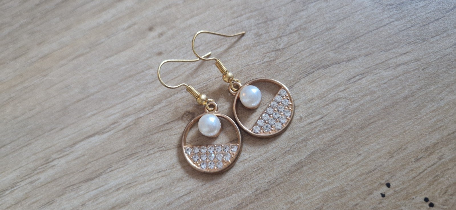 Gouden oorbellen met parel en strass, Overige materialen, Hangers, Ophalen of Verzenden, Zo goed als nieuw