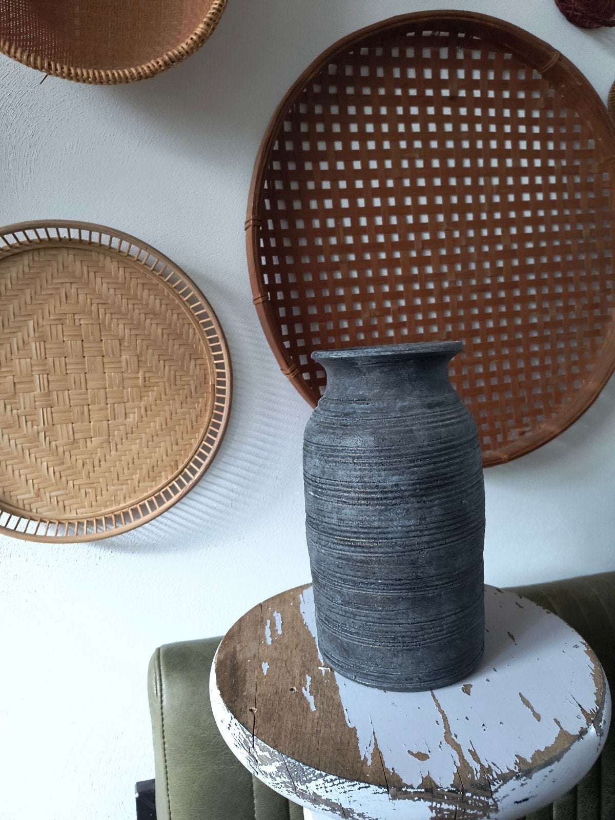 Terracotta vaas met antraciete geribbelde coating, Antiek en Kunst, Ophalen