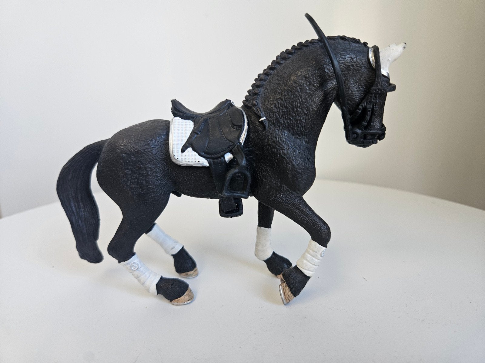 Schleich Friese hengst met zadel en hoofdstel, Ophalen of Verzenden, Zo goed als nieuw